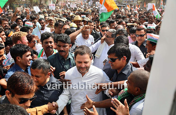 ಕೊಪ್ಪಳ : ಭದ್ರತೆಯನ್ನು ಲೆಕ್ಕಿಸದೆ ರಾಹುಲ್‌ ಗಾಂಧಿ ಯುವಕನೊಬ್ಬನ ಬಳಿ ತೆರಳಿದ್ದೇಕೆ ?